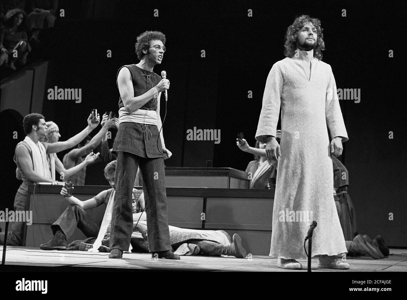 l-r: Stephen Tate (Judas Iscariot), Paul Nicholas (Jesus) en JÉSUS CHRIST SUPERSTAR au Palace Theatre, Londres W1 09/08/1972 musique: Andrew Lloyd Webber paroles: Tim Rice Set design: Brian Thomson costumes: Gabriella Falk éclairage: Jules Fisher chorégraphie: Rufus Collins réalisateur: Jim Sharman Banque D'Images