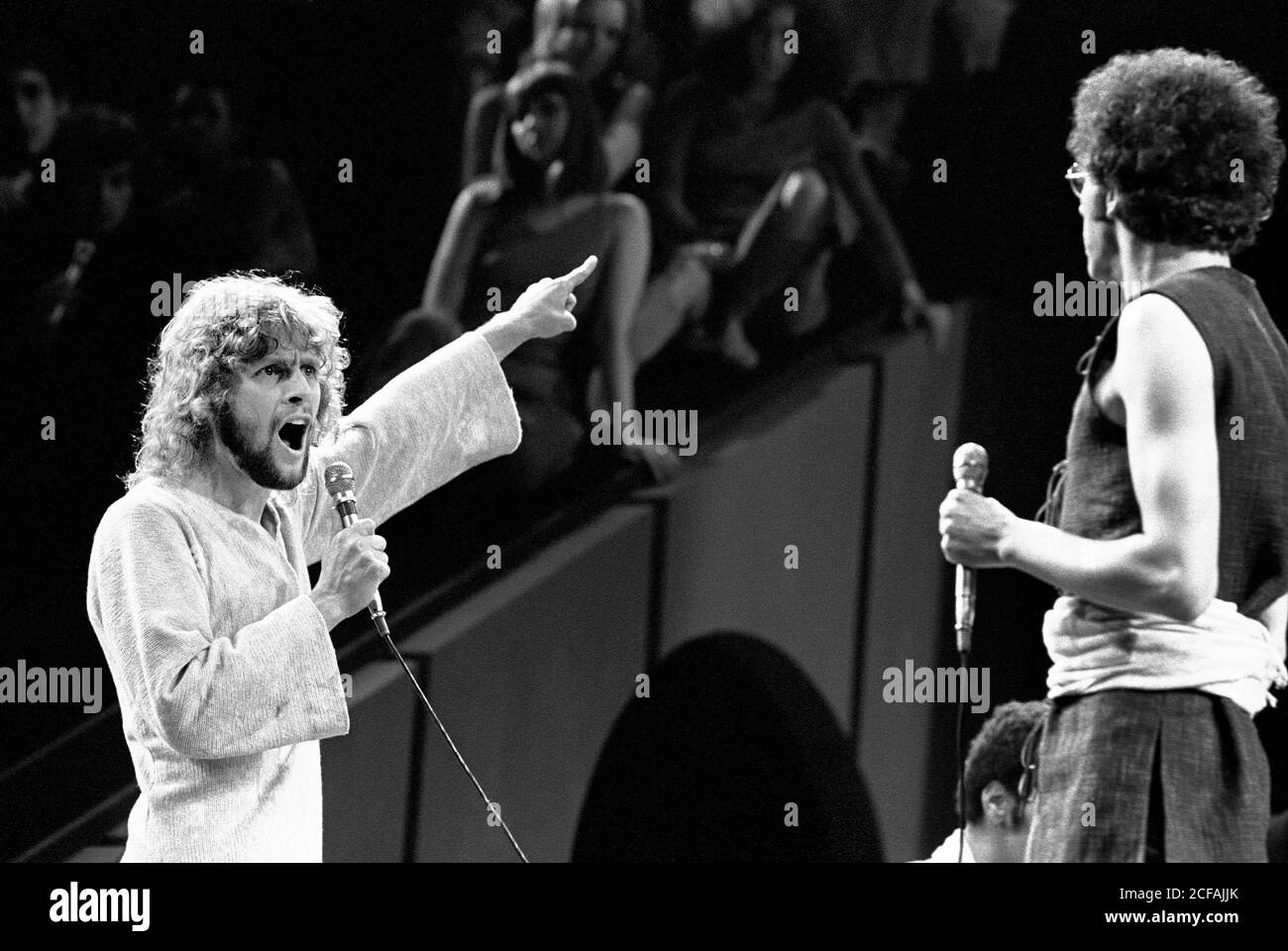 l-r: Paul Nicholas (Jesus), Stephen Tate (Judas Iscariot) en JÉSUS CHRIST SUPERSTAR au Palace Theatre, Londres W1 09/08/1972 musique: Andrew Lloyd Webber paroles: Tim Rice Set design: Brian Thomson costumes: Gabriella Falk éclairage: Jules Fisher chorégraphie: Rufus Collins réalisateur: Jim Sharman Banque D'Images