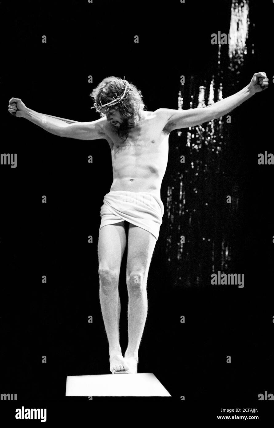 Paul Nicholas (Jesus) en JÉSUS CHRIST SUPERSTAR au Palace Theatre, Londres W1 09/08/1972 musique: Andrew Lloyd Webber paroles: Tim Rice Set design: Brian Thomson costumes: Gabriella Falk éclairage: Jules Fisher chorégraphie: Rufus Collins réalisateur: Jim Sharman Banque D'Images