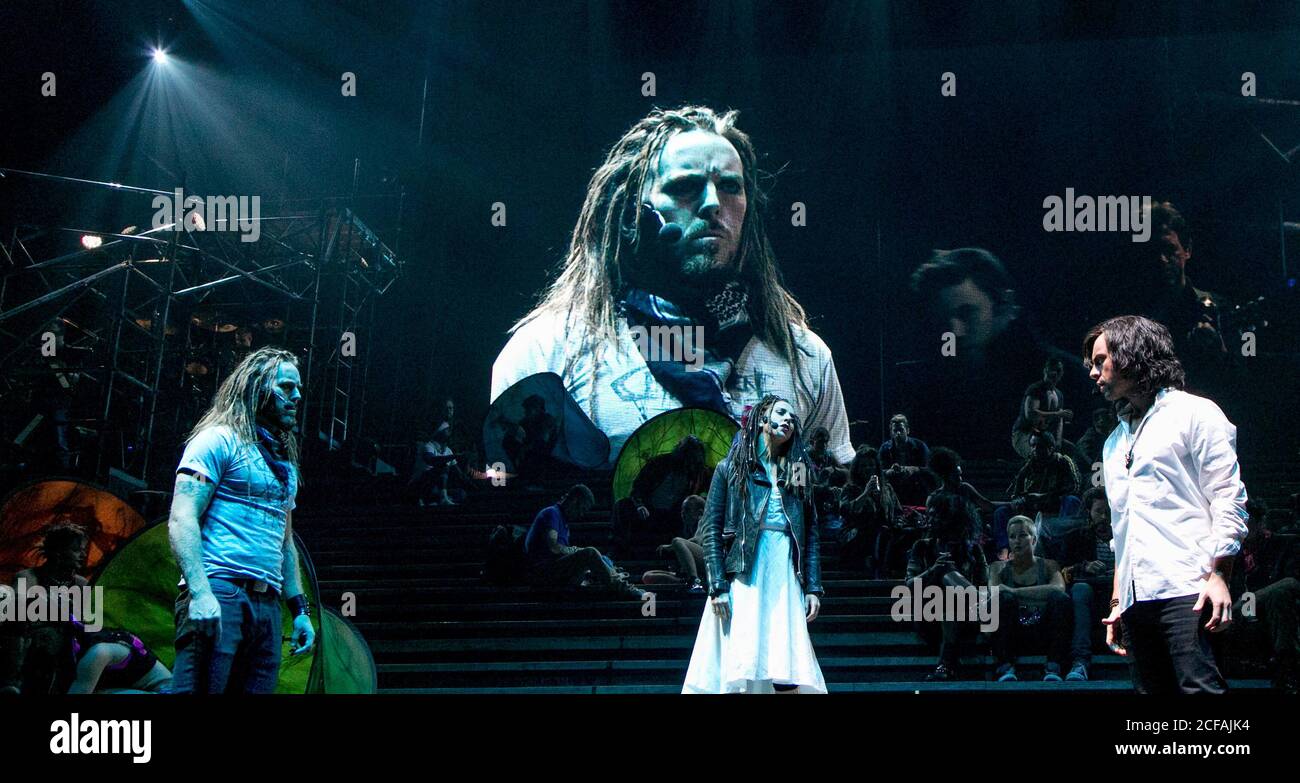 l-r: Tim Minchin (Judas Iscariot), Melanie Chisholm (Mary Magdalene), Ben Forster (Jésus) en JÉSUS CHRIST SUPERSTAR UK Arena Tour 2012 / 02 Arena 21/09/2012 musique: Andrew Lloyd Webber paroles: Tim Rice design: Mark Fisher éclairage: Patrick Woodroffe directeur: Laurence Connor Banque D'Images