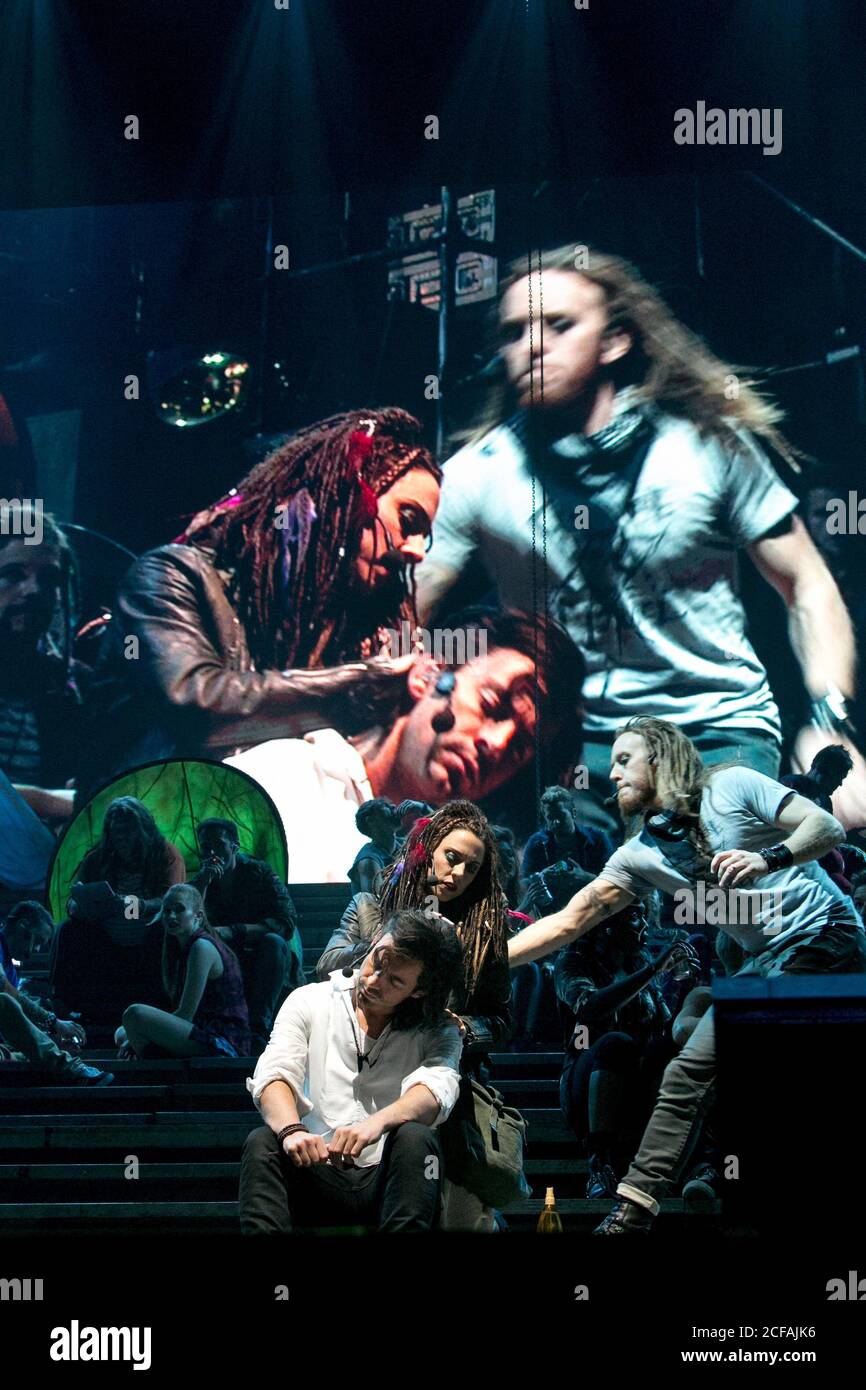 l-r: Ben Forster (Jesus), Melanie Chisholm (Mary Magdalene), Tim Minchin (Judas Iscariot) en JÉSUS CHRIST SUPERSTAR UK Arena Tour 2012 / 02 Arena 21/09/2012 musique: Andrew Lloyd Webber paroles: Tim Rice design: Mark Fisher éclairage: Patrick Woodroffe directeur: Laurence Connor Banque D'Images