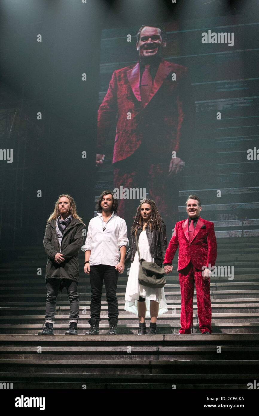 JESUS CHRIST SUPERSTAR Music: Andrew Lloyd Webber paroles: Tim Rice design: Mark Fisher éclairage: Patrick Woodroffe réalisateur: Laurence Connor l-r: Tim Minchin (Judas Iscariot), Ben Forster (Jesus), Melanie Chisholm (Mary Magdalene), Chris Moyles (King Hérode) in CHRIST SUPRASTAR UK Arena Tour 2012 / 02 musique Arena 21/09/2012: Andrew Lloyd Webber paroles: Tim Rice conception: Mark Fisher éclairage: Patrick Woodroffe directeur: Laurence Connor Banque D'Images