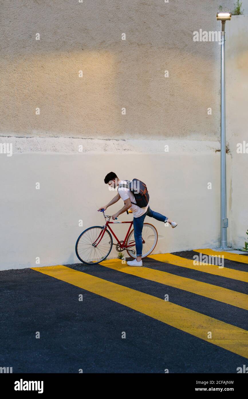 Homme caucasien prenant un vélo pour l'équitation Banque D'Images