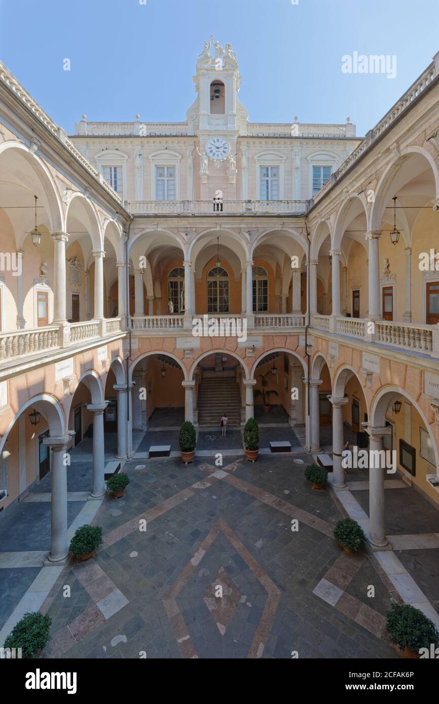 Gênes, Italie - 6 août 2018 : Galerie du Palazzo Doria Tursi sur la via Garibaldi. Banque D'Images