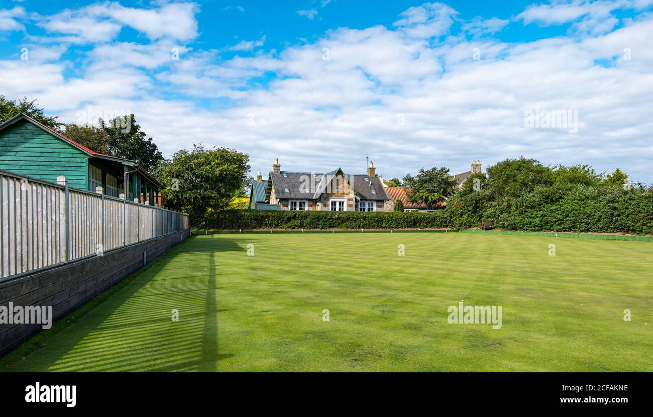 Village bowling vert avec hutte le jour ensoleillé, Athelstaneford, East Lothian, Écosse, Royaume-Uni Banque D'Images