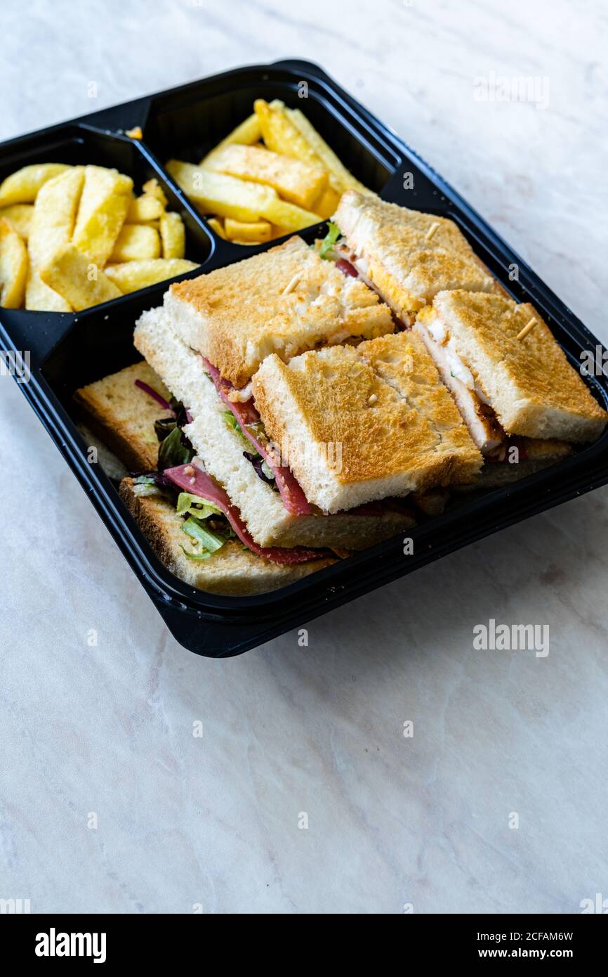 Menu de restauration rapide à emporter avec pommes de terre au Club  Sandwich dans un récipient en plastique / Table d'hôte. Prêt à servir et à  manger Photo Stock - Alamy
