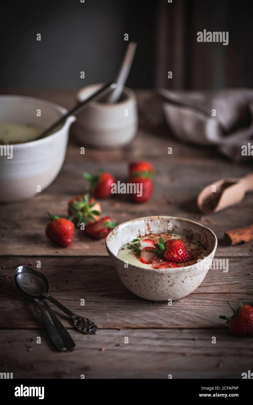 Aménagement rustique simple de bol avec bouillie douce garni de épices et fraise Banque D'Images