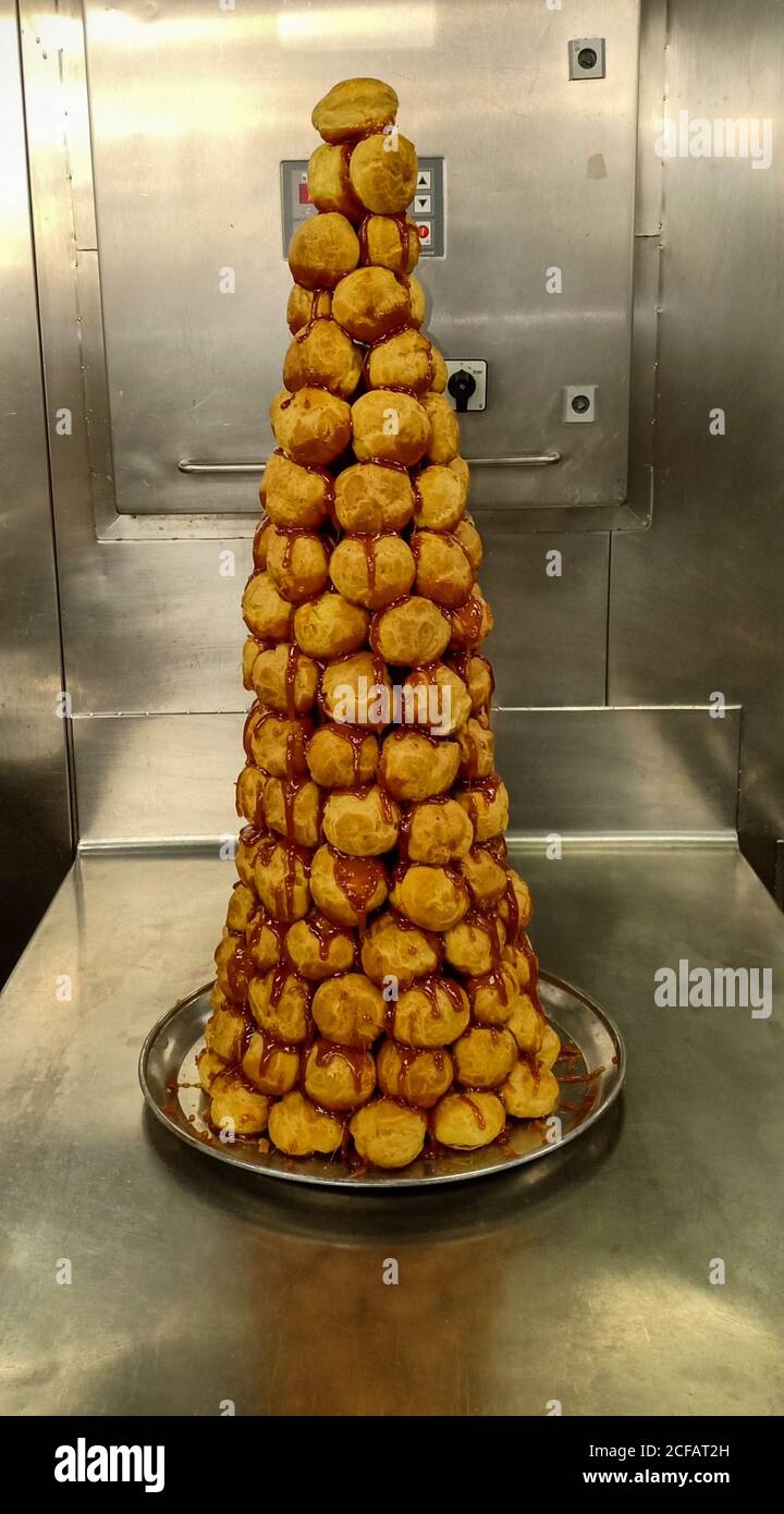 croquembouche caramélisé sur une plaque argentée Banque D'Images
