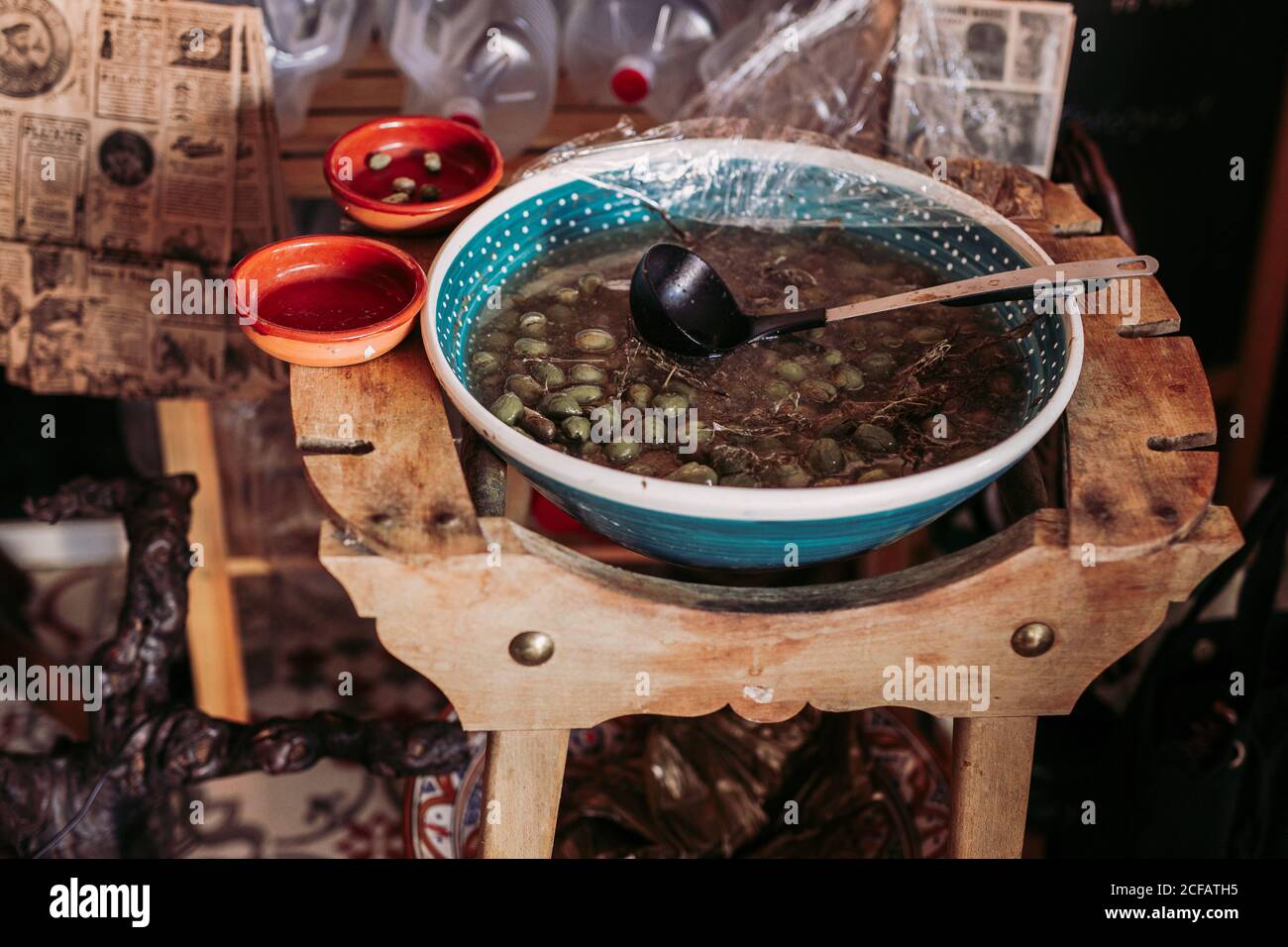 Grand bol d'olives marinées dans une cuisine locale rustique magasin d'alimentation Banque D'Images