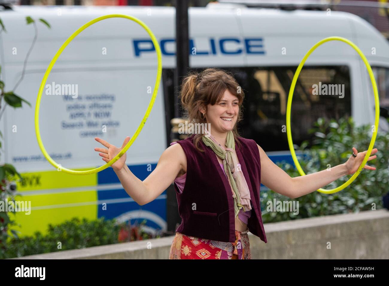 Un protestataire jongle avec des hules lors d'une manifestation de la rébellion en voie d'extinction sur la place du Parlement, à Londres. Banque D'Images