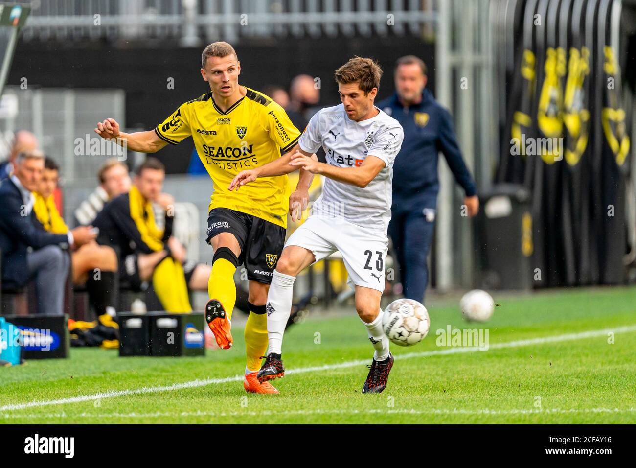 VENLO, 04-09-2020, football, eredivisie hollandaise, saison 2020-2021, VVV Venlo joueur Tobias Pachonik (L), Borussia Monchengladbach joueur Jonas Hofmann (R), pendant le match ami VVV - Borussia Monchengladbach crédit: Pro Shots/Alay Live News Banque D'Images