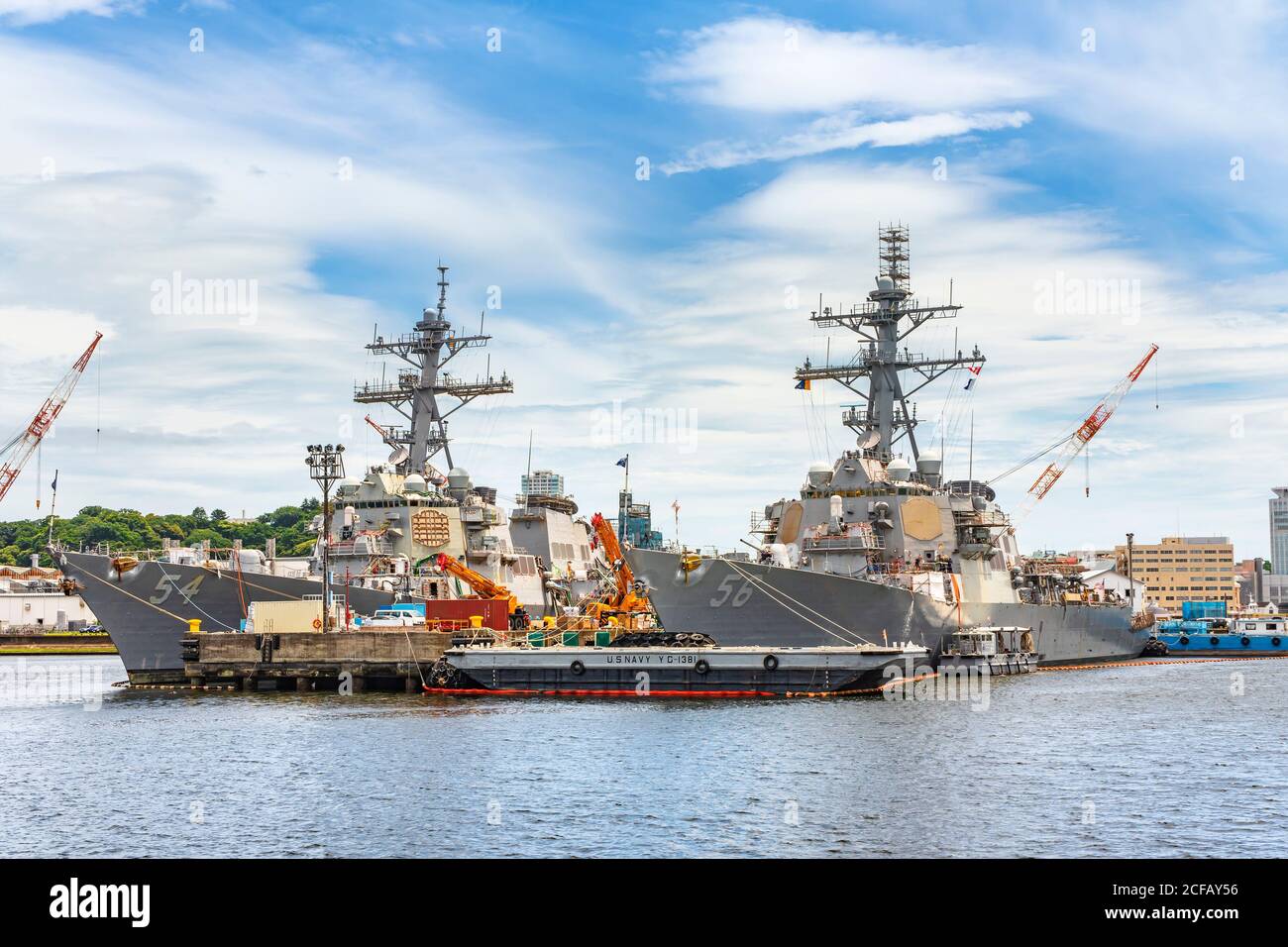 yokosuka, japon - juillet 19 2020 : destroyer américain de la classe Arleigh Burke USS John S. McCain DDG-56 et USS Curtis Wilbur DDG-54 des États-Unis Nav Banque D'Images