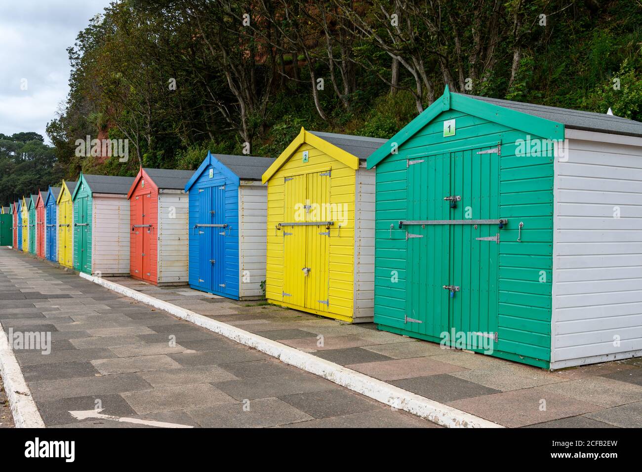 Cabines de plage colorées à Devon Banque D'Images
