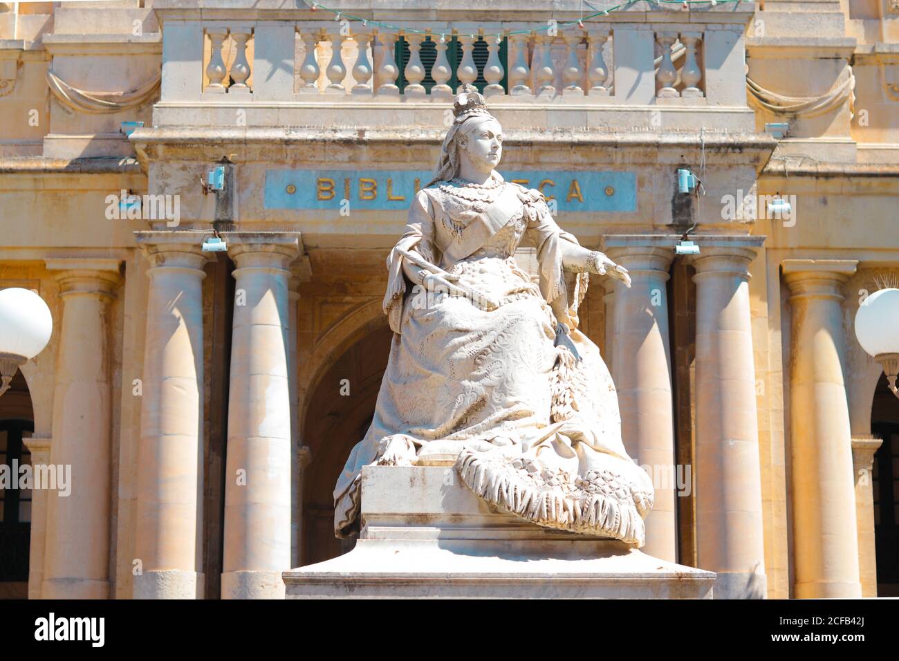 VALETTE, MALTE - 01 août 2020 : statue de la reine Victoria sur la place de la République devant la Bibliothèque nationale de la Valette, Malte, concept Banque D'Images