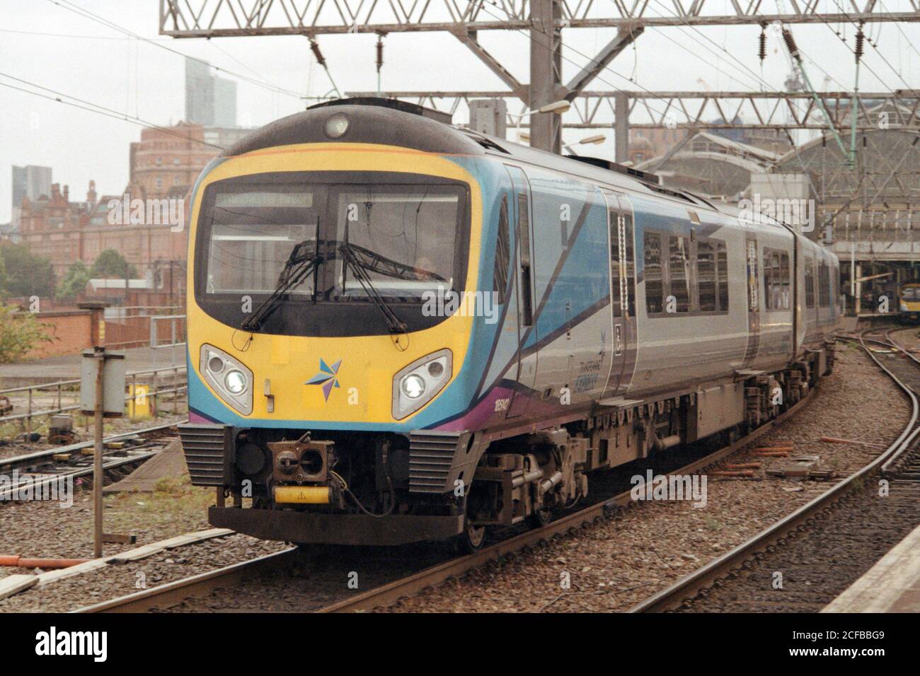 Manchester, Royaume-Uni - 29 août 2020 : un train TPE (TransPennine Express) (classe 185) pour un service express partant de la station Manchester Piccadilly, plate-forme 13 Banque D'Images