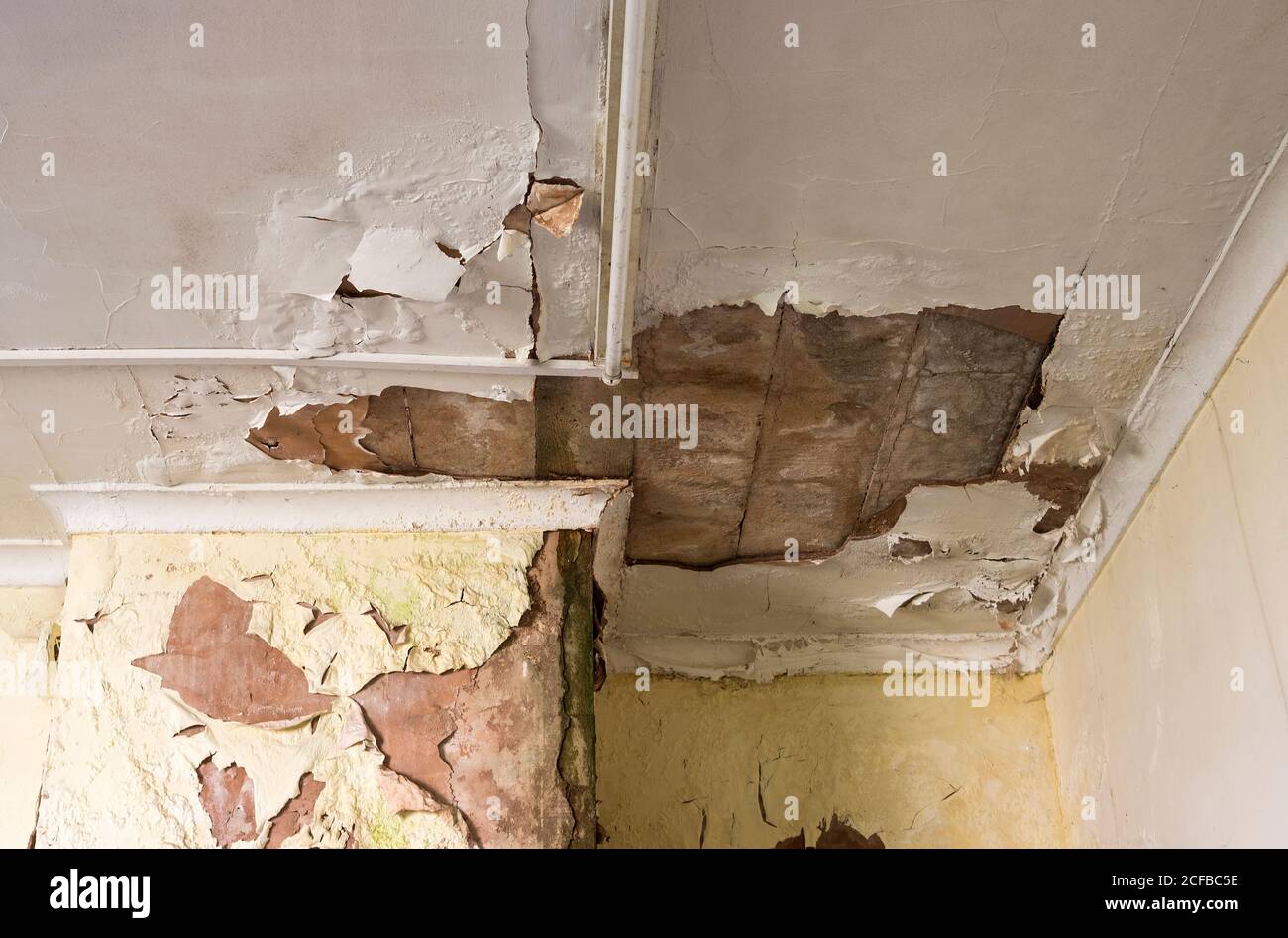 Inonder le mur et le plafond endommagés Banque D'Images