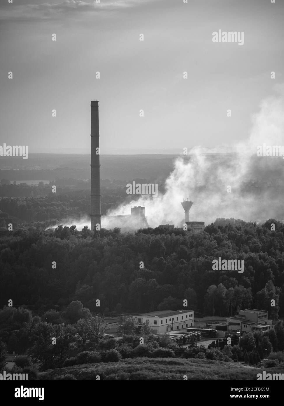 LAZISKA GORNE, POLOGNE - 16 août 2020 : la poussière de charbon s'élève au-dessus des aciéries 'Huta Laziska' dans la ville de Laziska Gorne - Pologne. Banque D'Images