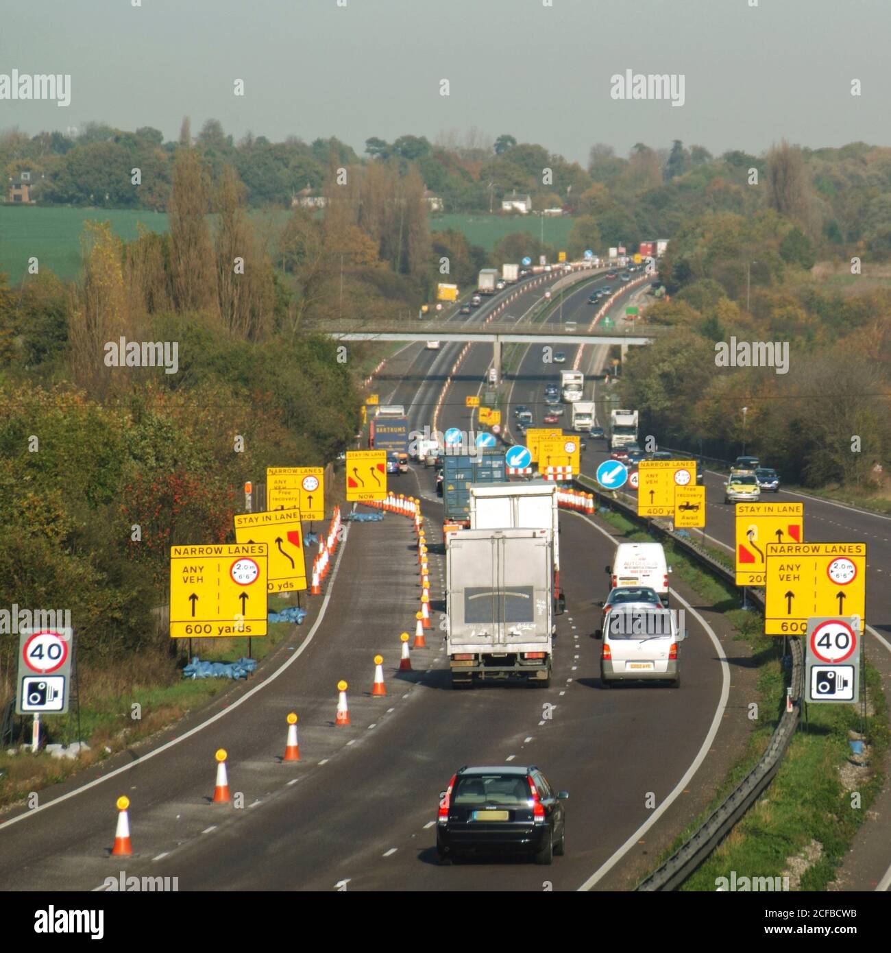 Trafic sur la route principale A12 Ingatestone contournement de la vitesse caméra panneau d'avertissement et changement de voie jaune panneaux cônes marques près de travaux de route Essex Angleterre Royaume-Uni Banque D'Images