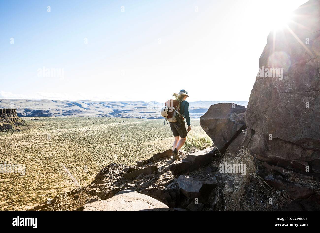 Une femme randonnée pédestre le sentier des grimpeurs autour de Sunshine Wall dans Echo Basin / Frenchmans Coulee, est de Washington, Etats-Unis. Banque D'Images
