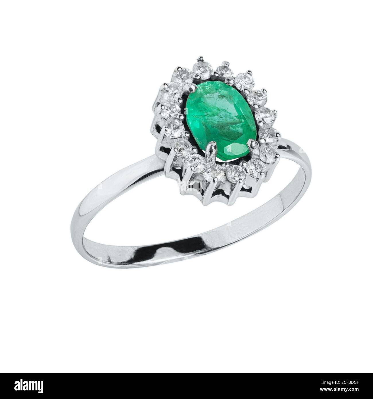 Bague mariage argent diamant et pierre gemmole macro isolée sur arrière-plan blanc Banque D'Images