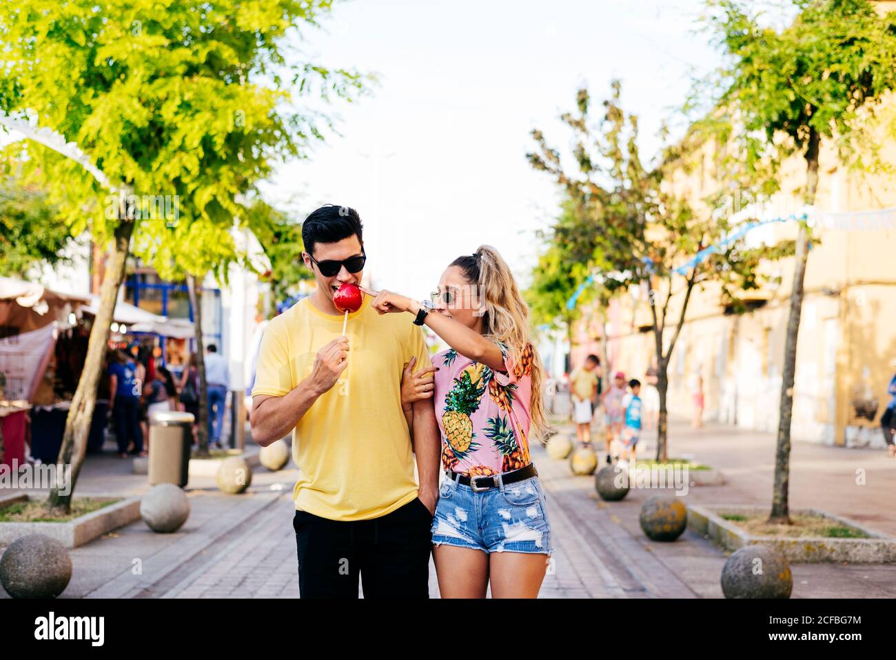Le couple content s'est amusé à marcher dans la rue pendant la foire Banque D'Images
