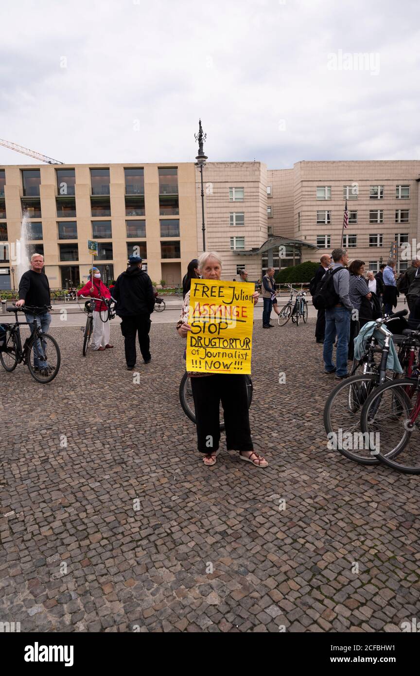 03/09/2020 - Berlin Allemagne - Julian Assange manifestation anti-emprisonnement Devant la porte de Brandebourg Banque D'Images