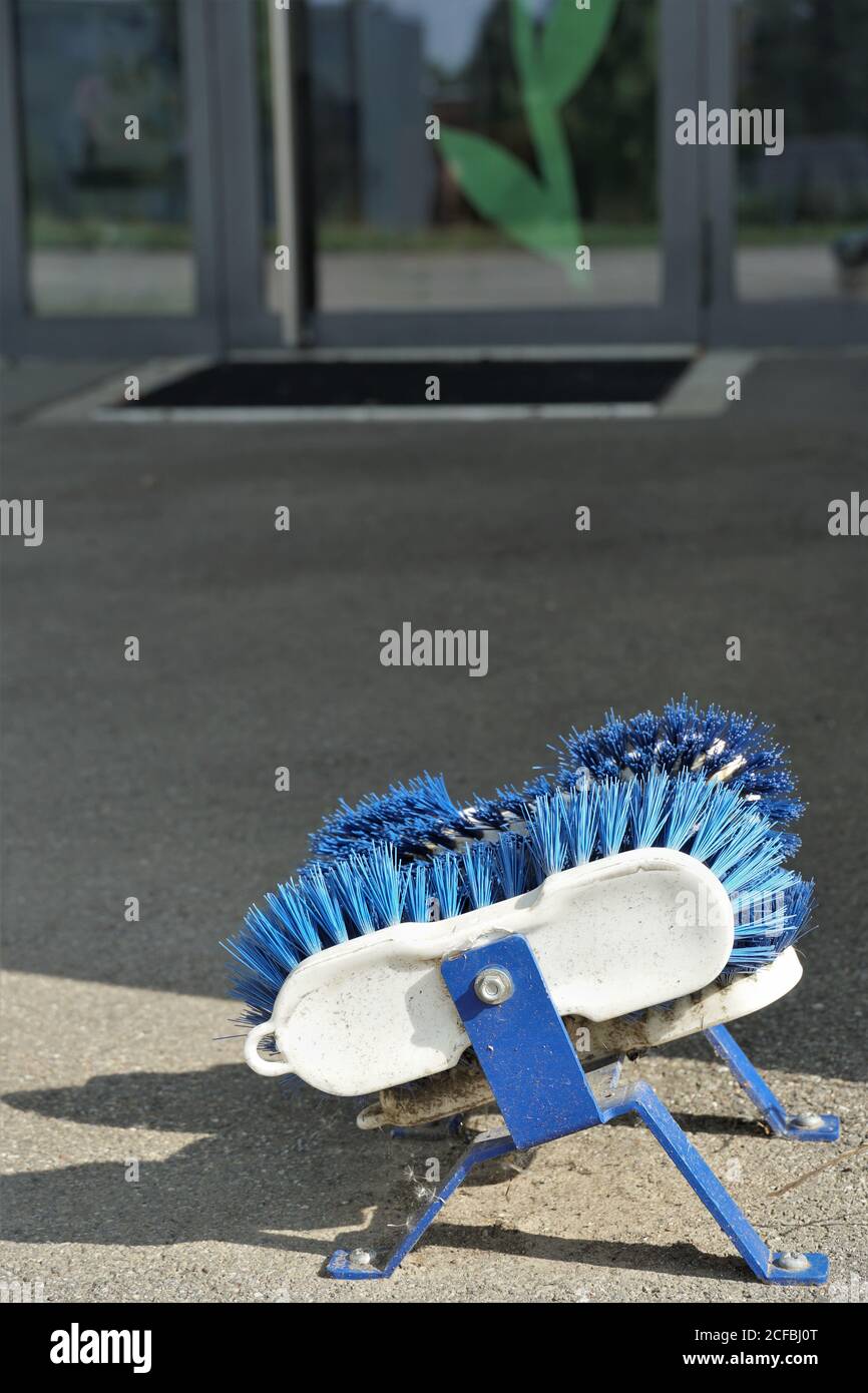 Tapis de nettoyage de balai de grattoir de porte en trois brosses à  chaussures et placé devant une école primaire pour le nettoyage des  chaussures Photo Stock - Alamy