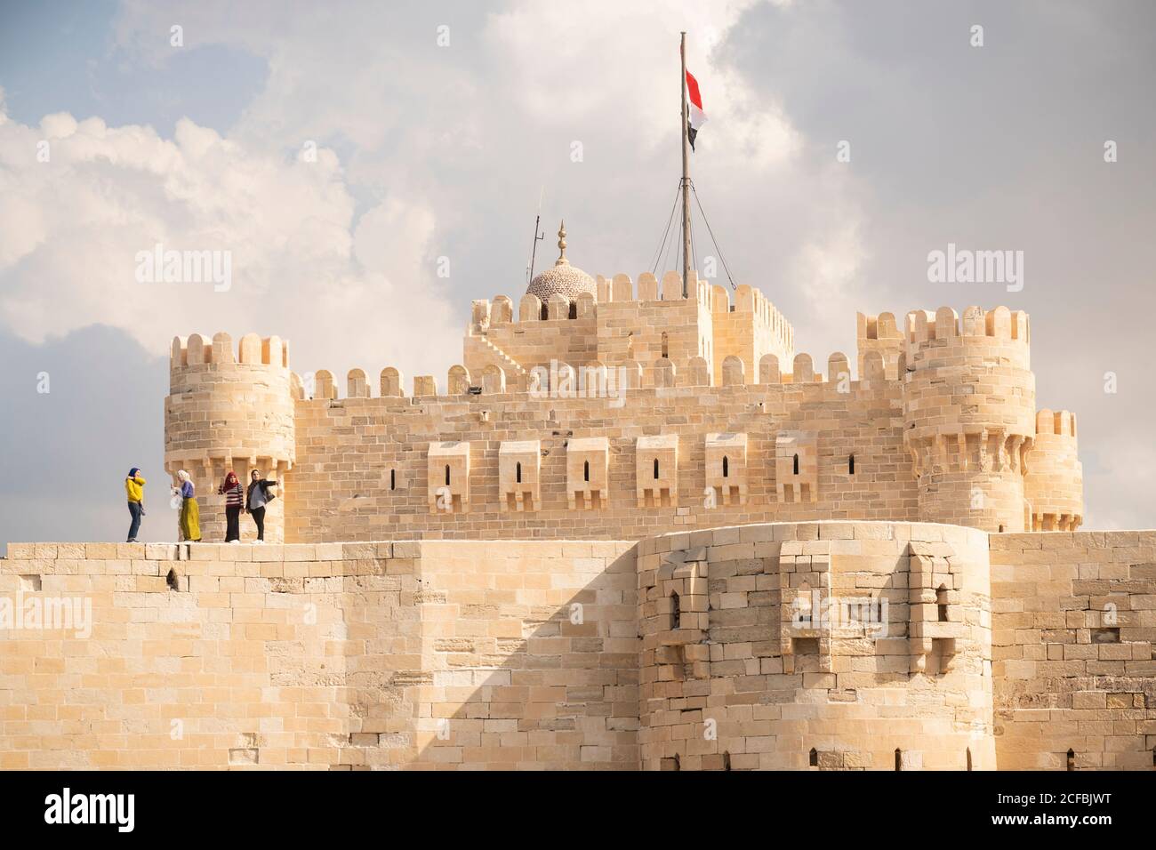 Les touristes visitent un château à Alexandrie, en Égypte Banque D'Images