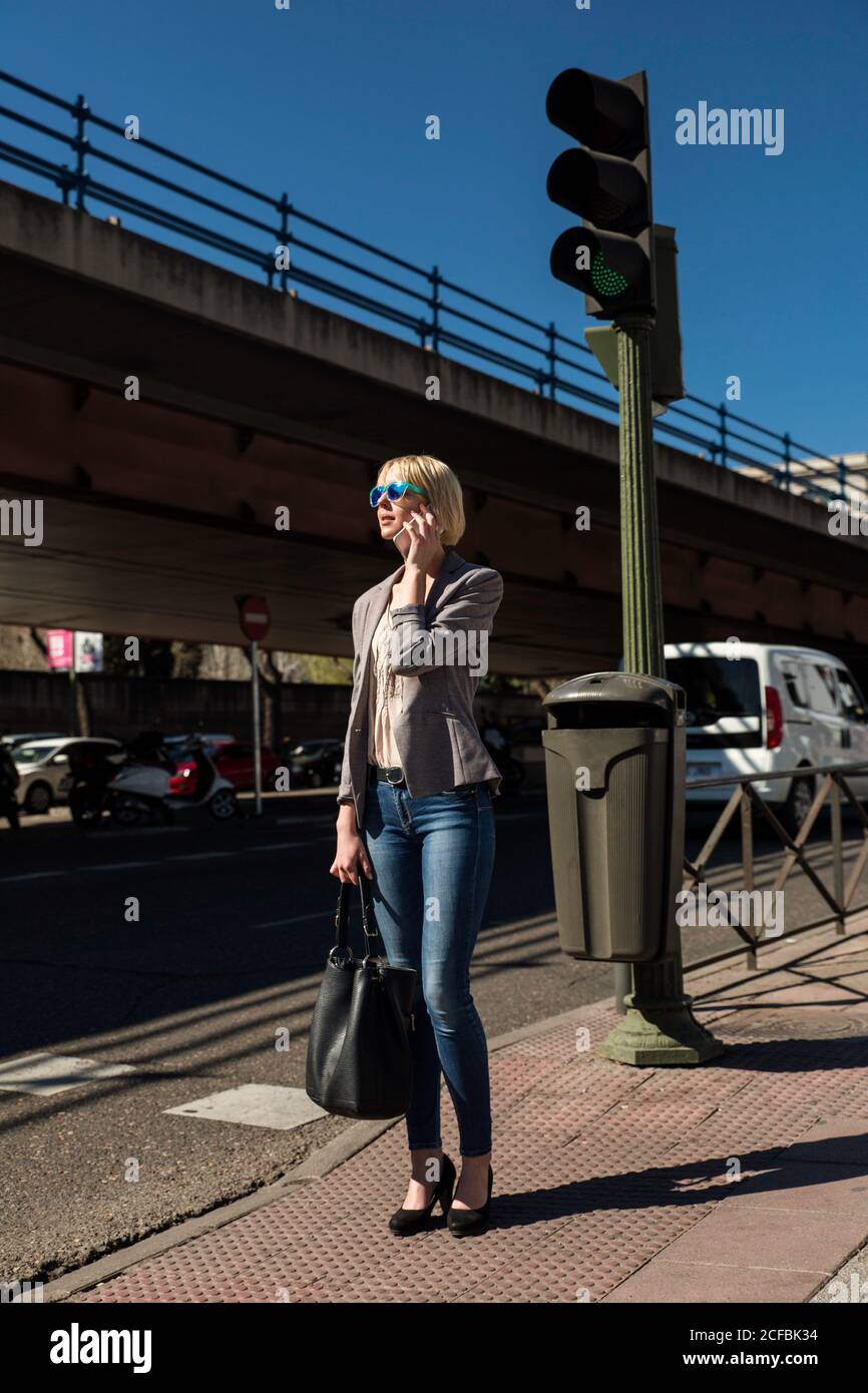Femme d'affaires parlant au téléphone au feu Banque D'Images