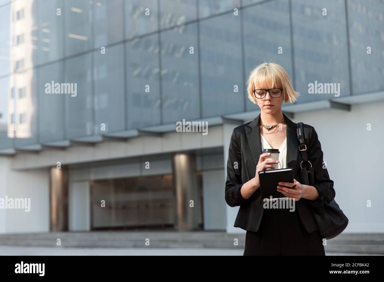 Femme d'affaires avec bloc-notes dans la rue Banque D'Images