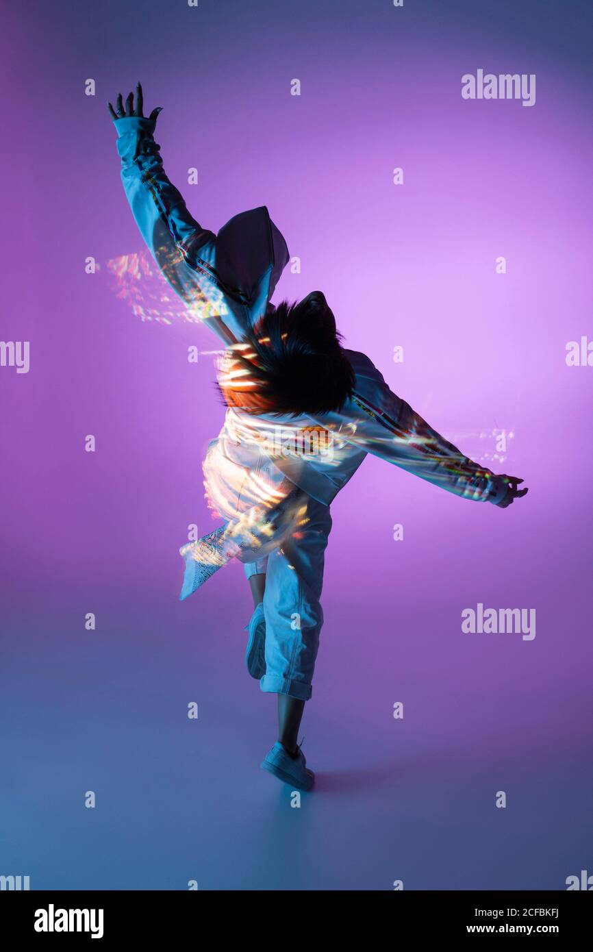 Danseuse sous une lumière vive Banque D'Images