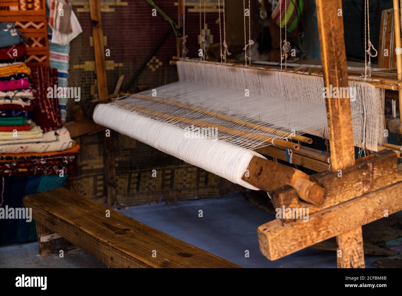 Métier à tisser de tapis au Maroc Photo Stock - Alamy