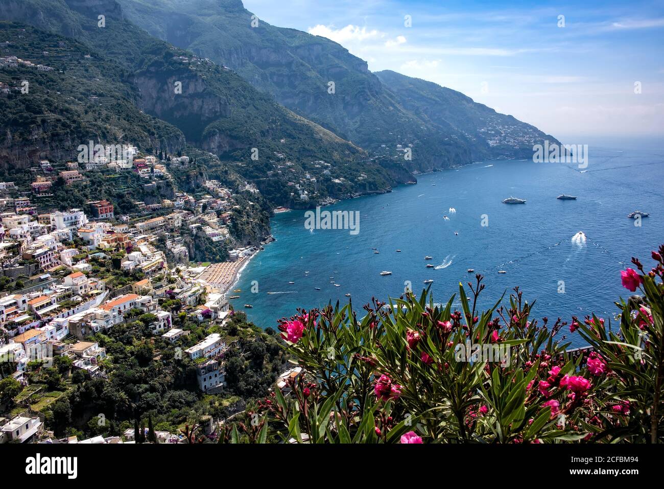 La côte amalfitaine, la Méditerranée et le village de Positano, en Italie Banque D'Images