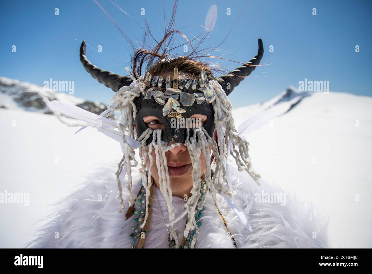 Fille aborigène portant un masque facial, vêtue de chèvre de montagne. Banque D'Images