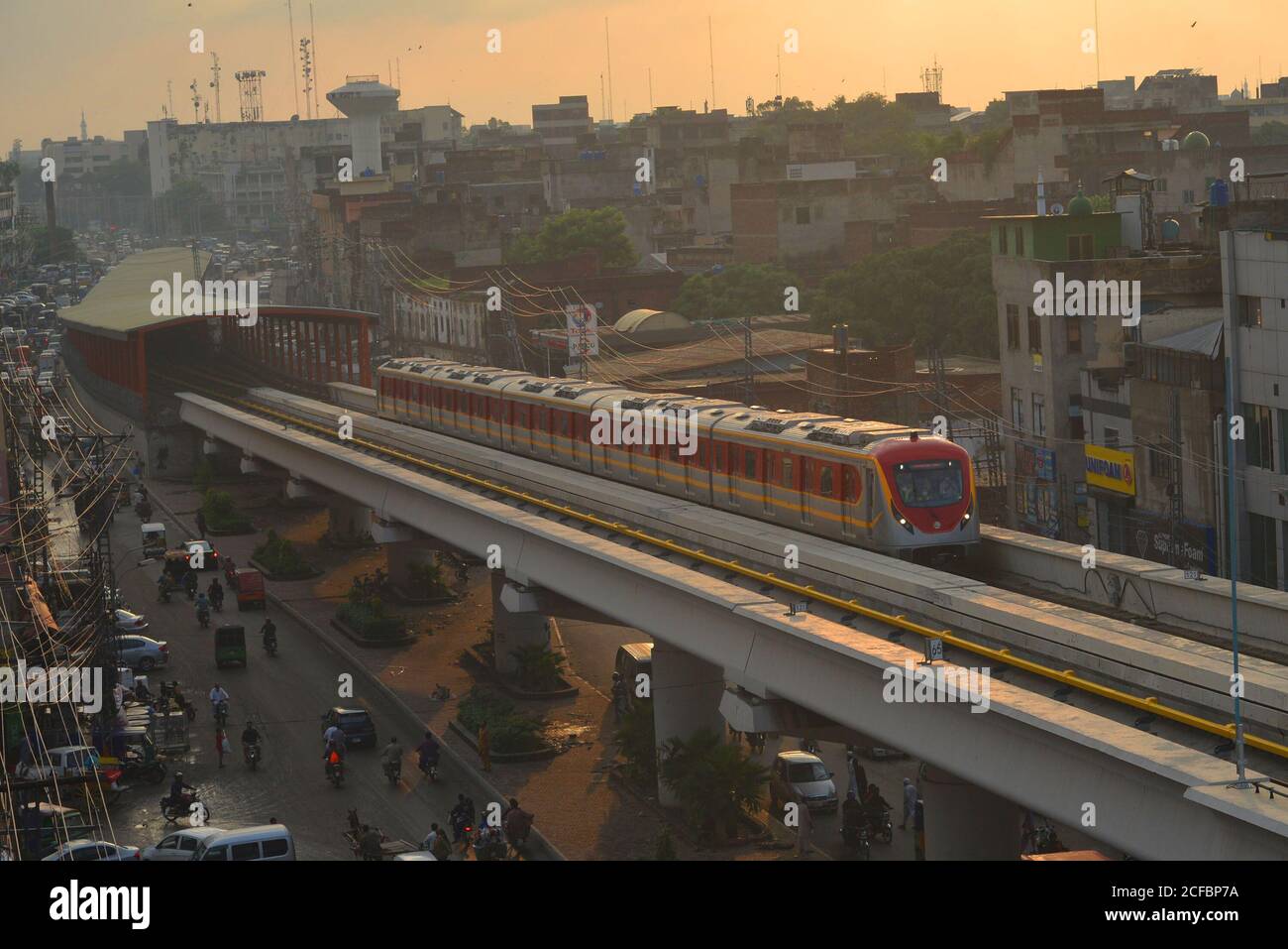 Lahore, Pakistan. 4 septembre 2020. Une vue de la ligne Orange Metro train (OLMT) vers sa destination comme a commencé son essai de course à Lahore. La ligne Orange est la première des trois lignes de chemin de fer proposées pour le métro de Lahore à 27.1 kilomètres de métro, l'une des plus chères au monde, le reste est financé par des prêts bonifiés par le gouvernement de la Chine. Crédit : Pacific Press Media production Corp./Alay Live News Banque D'Images