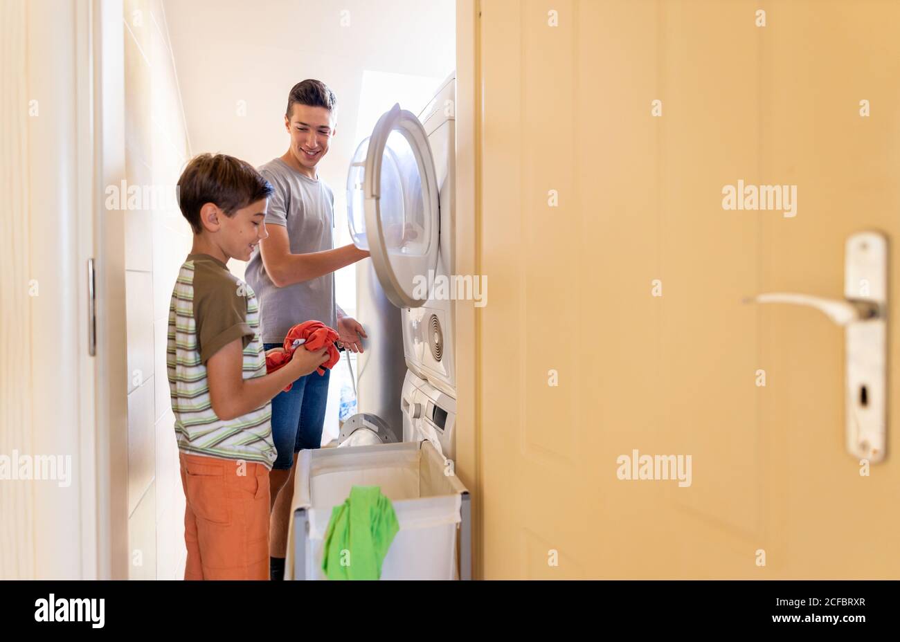 Chargement du lave-linge à la maison Banque D'Images