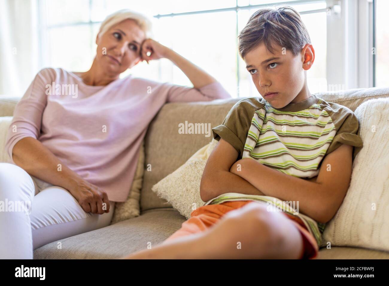 Mère et son fils se disputant à la maison Banque D'Images