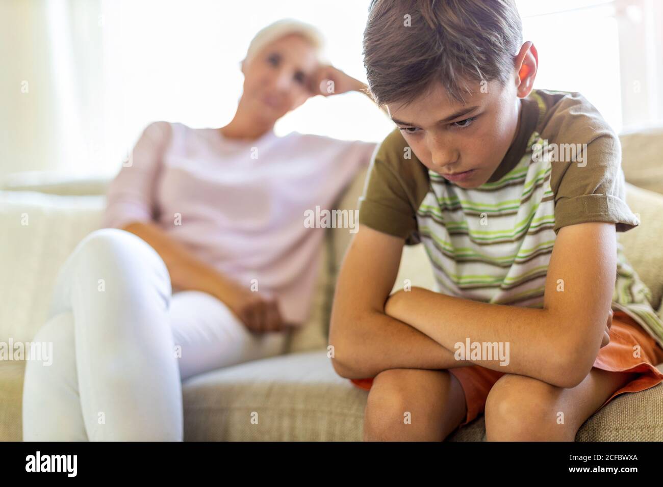 Mère et son fils se disputant à la maison Banque D'Images