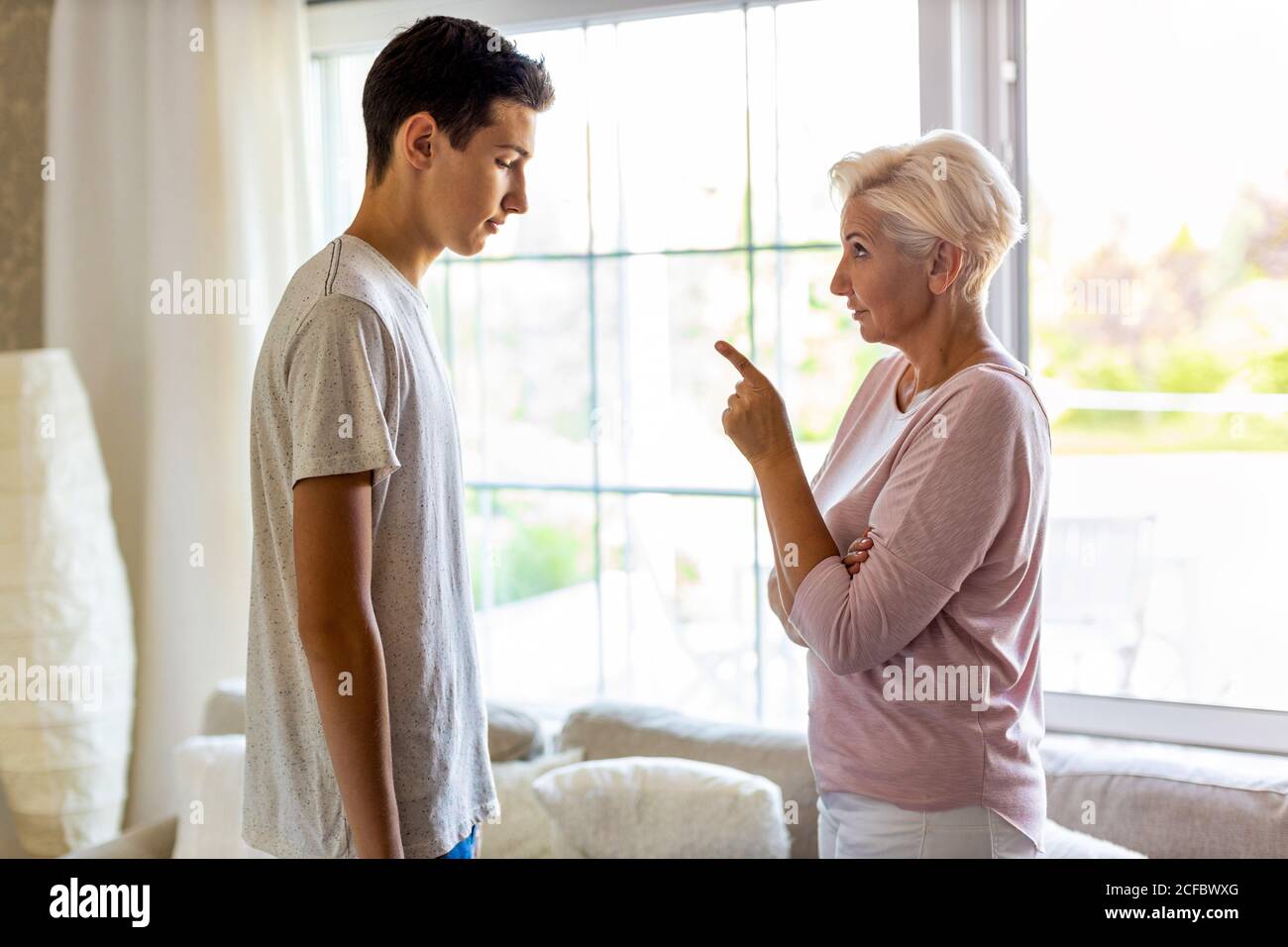 Mère et son fils se disputant à la maison Banque D'Images