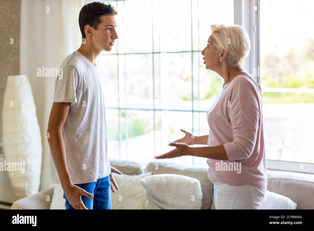 Mère et son fils se disputant à la maison Banque D'Images