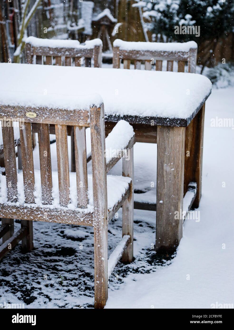 Table de jardin en chêne et chaises dans la neige Banque D'Images