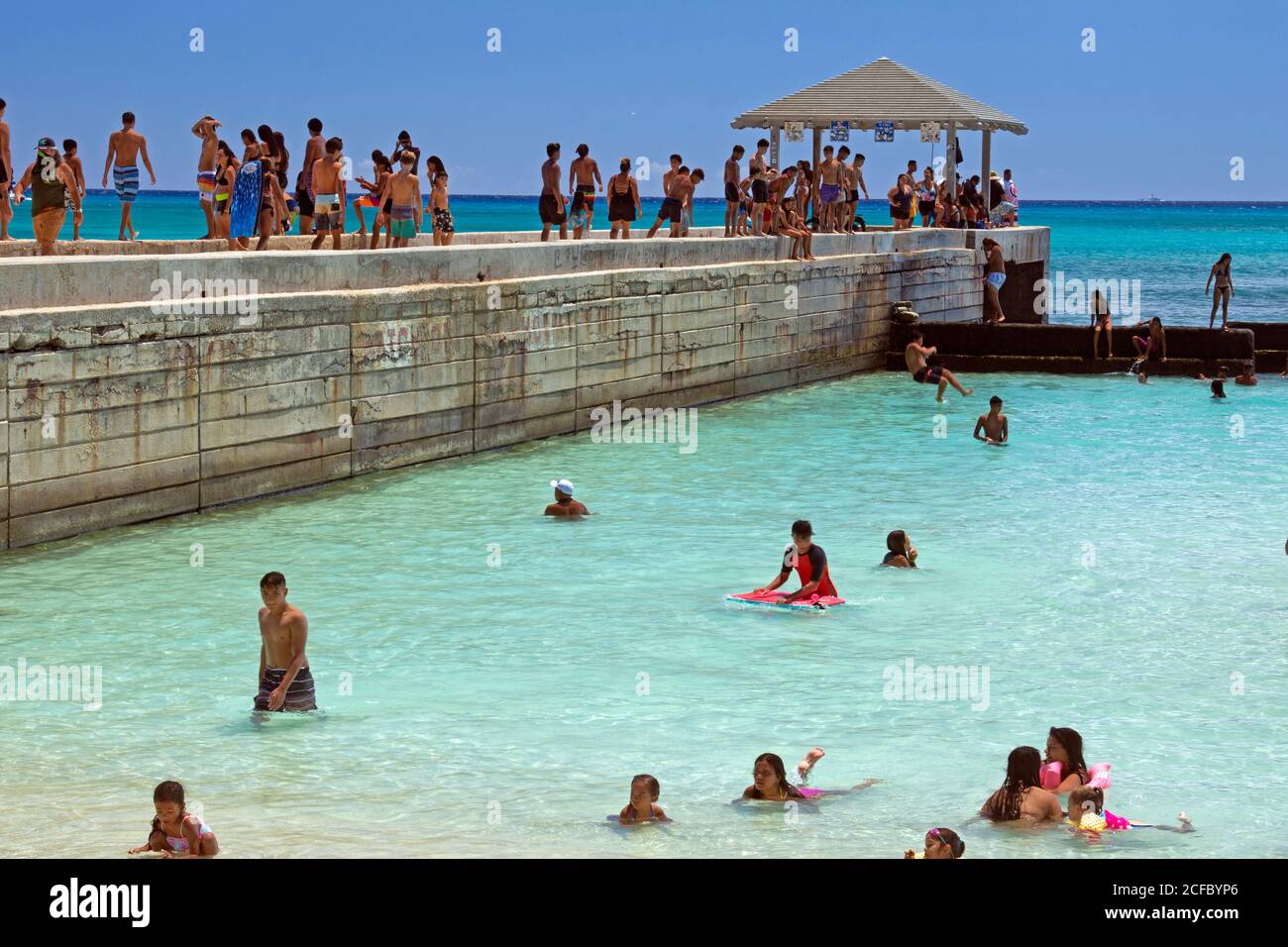 Waikiki Beach Walls surpeuplés pendant une journée d'été, Waikiki Beach, Oahu, Hawaii, États-Unis Banque D'Images