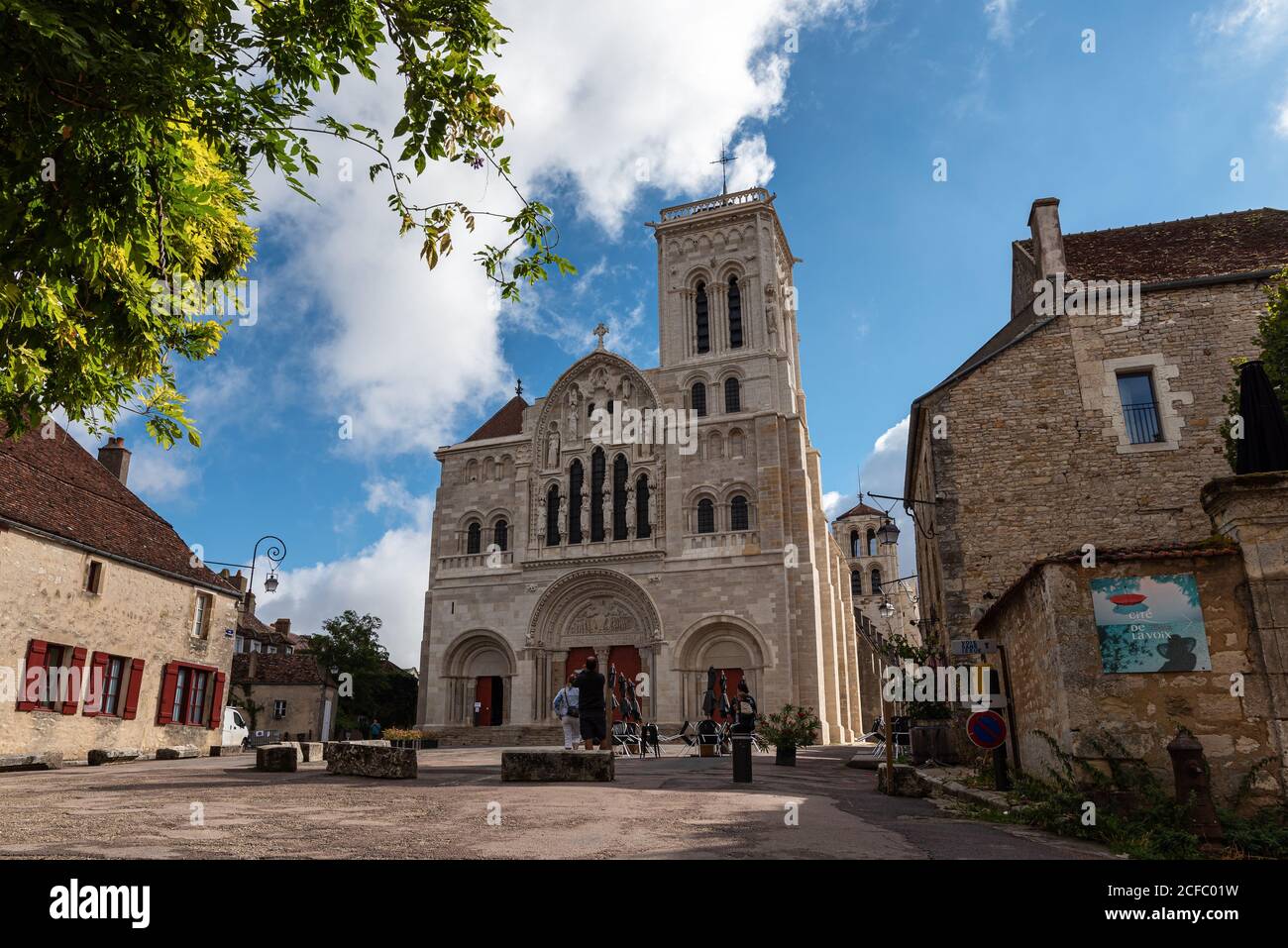 Façade de l'abbaye de Vézelay après sa récente restauration. L'église située dans le nord de la Bourgogne a été ajoutée à la liste des sites du patrimoine mondial de l'UNESCO. Banque D'Images