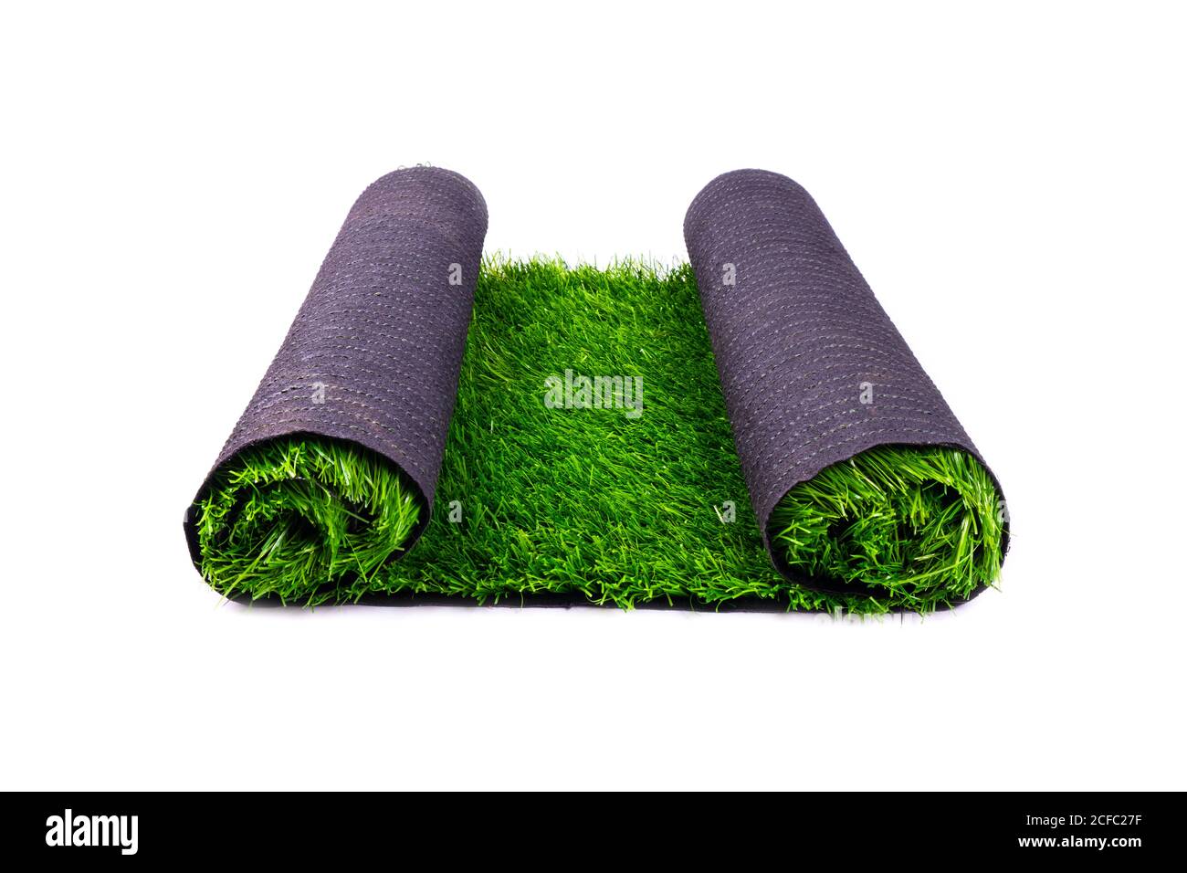 rouleau d'herbe verte artificielle isolée sur fond blanc, pelouse, couvrant pour les terrains de sport. Banque D'Images
