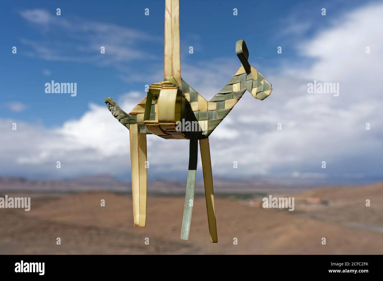 A côté de la rivière Ziz, chameau, créatif, artisanat, maroc, fes, reedwork, vendeurs de bord de route, Sahara désert près de Rissani, Afrique du Nord, commerce Banque D'Images