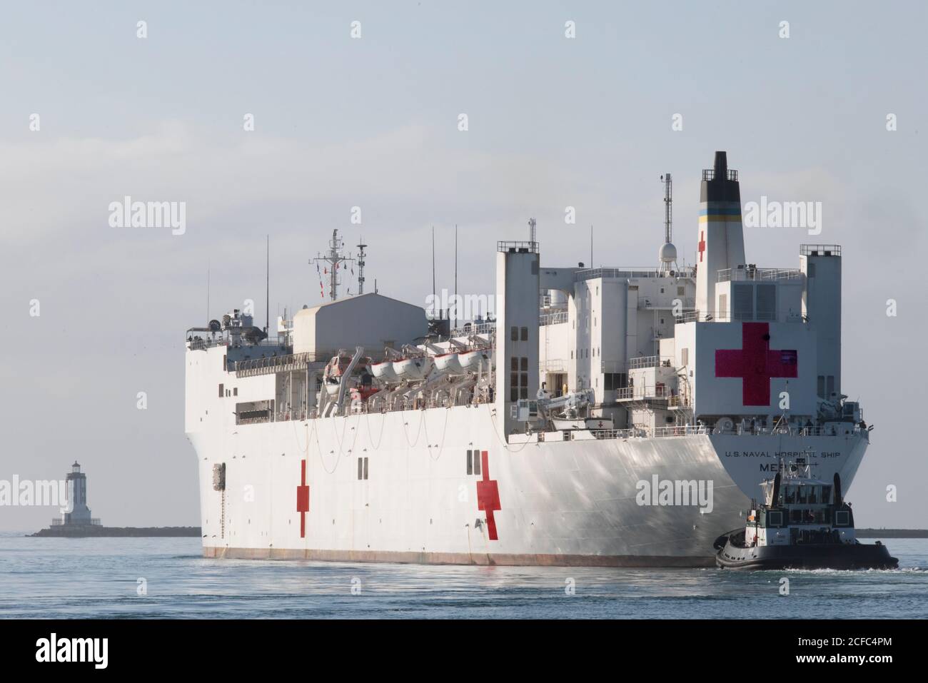 2020 : navire-hôpital USNS Mercy de la Marine américaine partant du port de Los Angeles pour San Diego. Banque D'Images