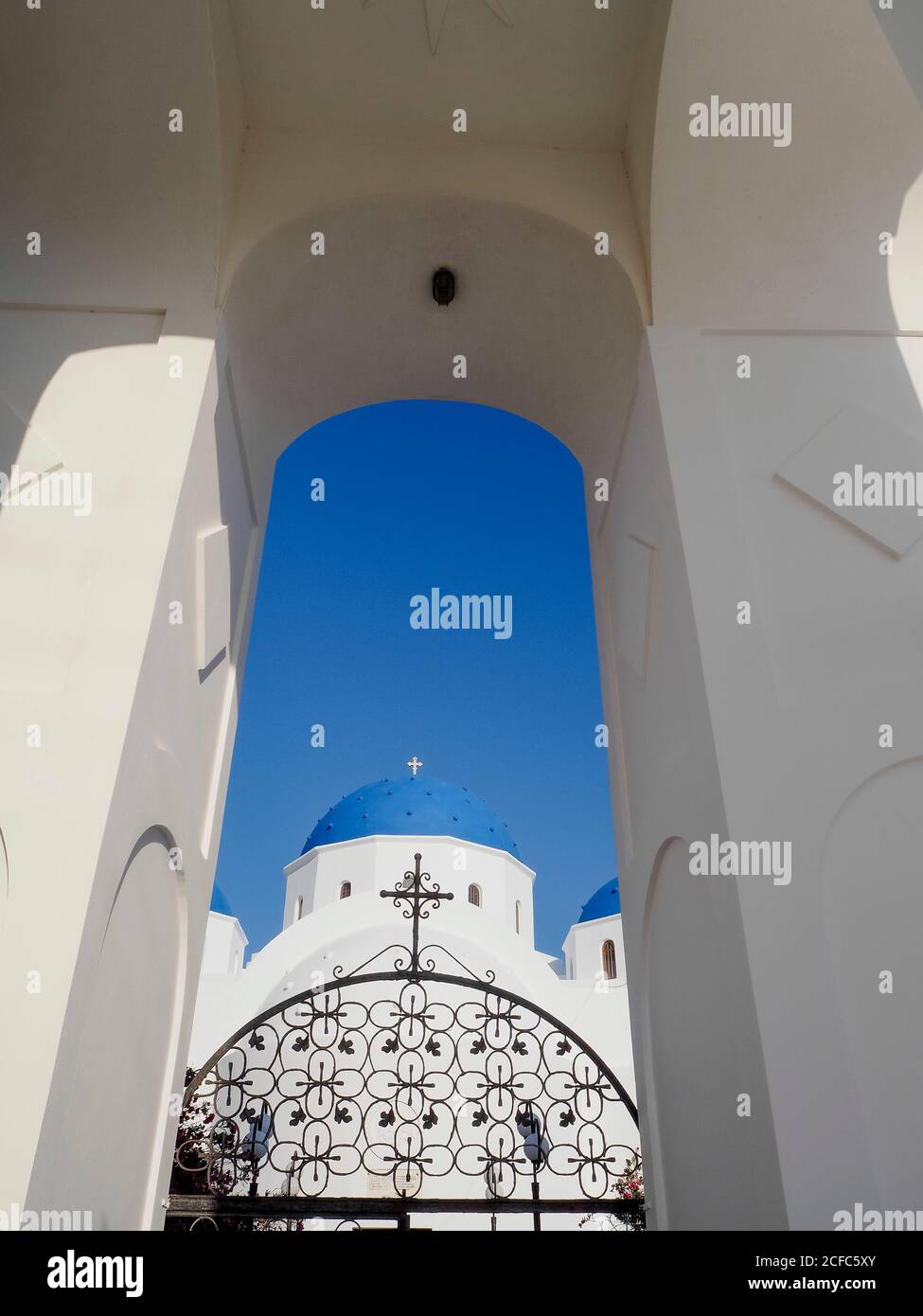 Église de Perissa sur Santorini Grèce avec dôme bleu et pierre blanche Banque D'Images