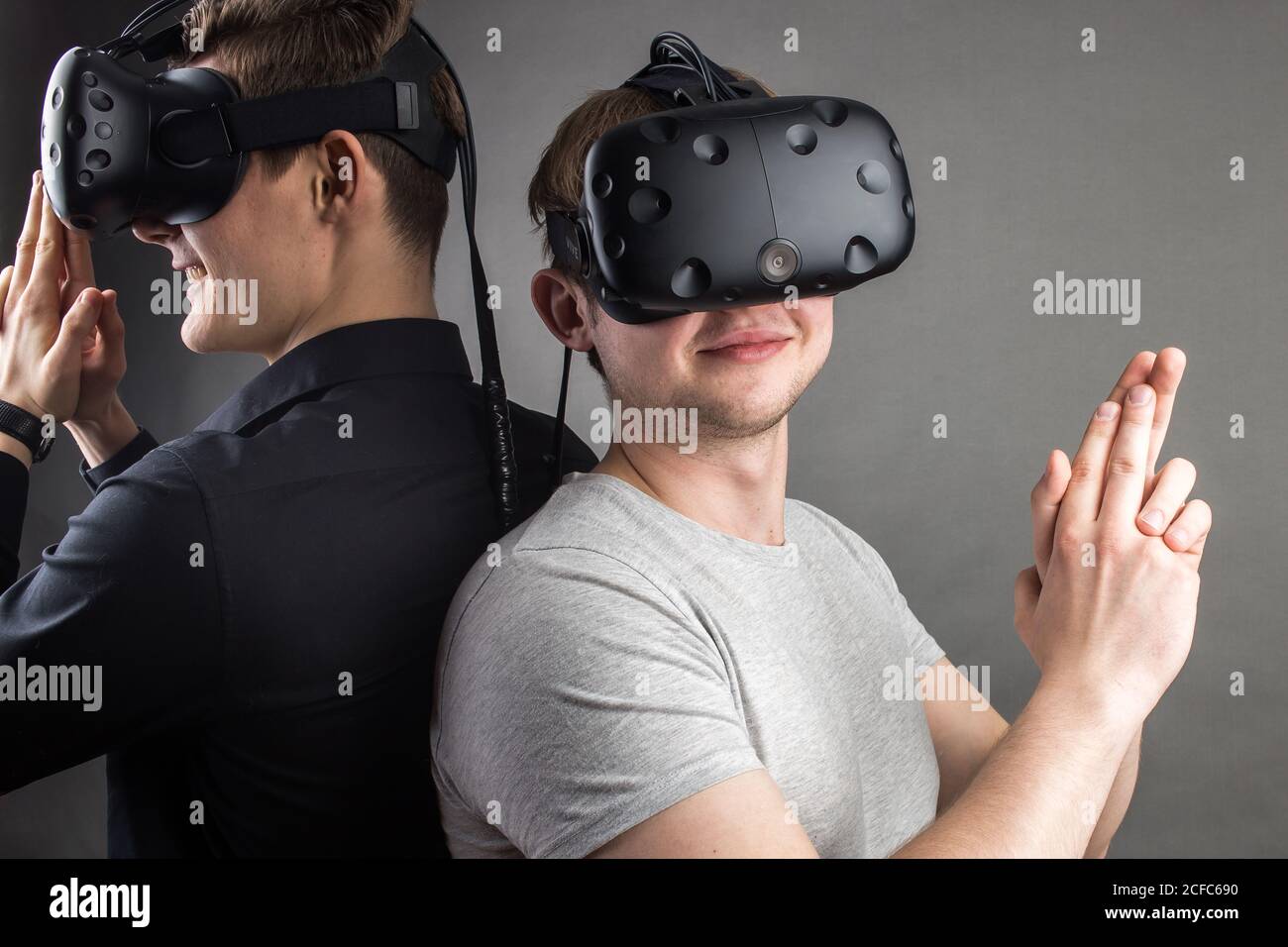 Deux jeune homme joue une partie de l'utilisation de casque de réalité virtuelle Banque D'Images