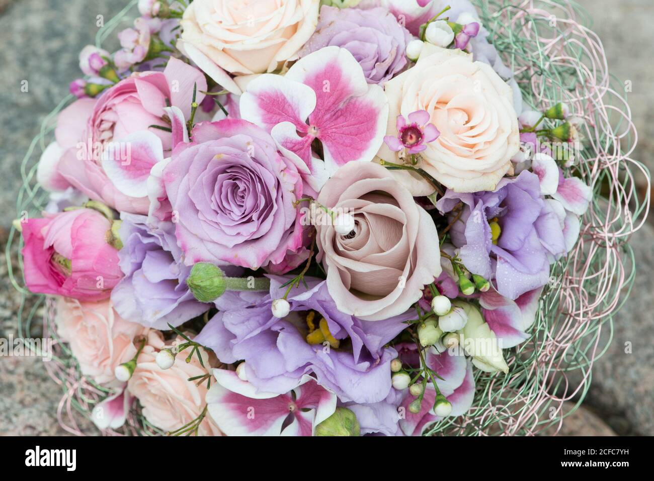 Bouquet de mariée, fleurs blanches, roses et violettes Photo Stock - Alamy
