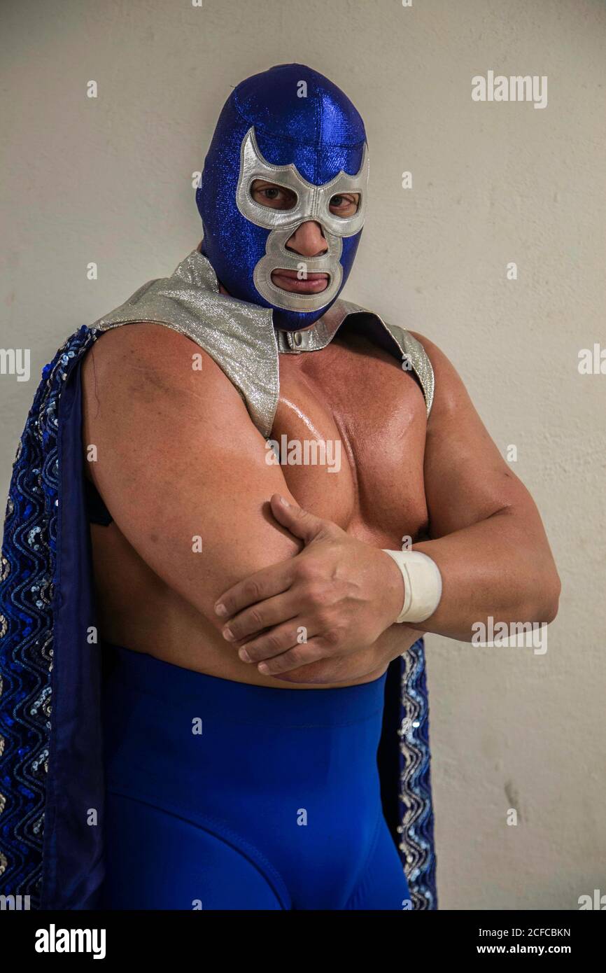 Le lutteur mexicain Blue Daemon Jr. Est le super-héros dont le Mexique a besoin. *** le fils de la Legend Blue, Blue Daemon Jr. Lutte dans un match de lutte après avoir exprimé son inquiétude au sujet de la situation au Mexique et d'état que les institutions politiques doivent changer radicalement pour progresser. ****** ********************************************************** Le lutteur mexicain Blue Daemon Jr. Pose avec son célèbre masque énigmatique après avoir exprimé des inquiétudes au sujet de la situation politique actuelle du Mexique. Blue Daemon jr. Prend une autre victoire ce soir lutte plus, poursuivant la tradition pour que Blue Demo Banque D'Images